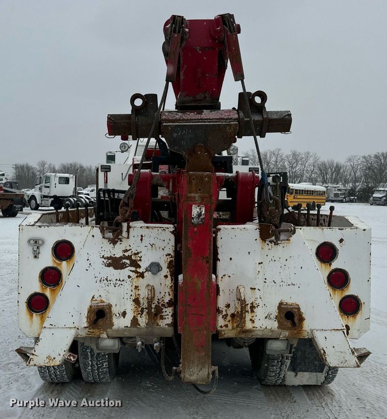 image for item EN5119 1993 International 8200  tow truck