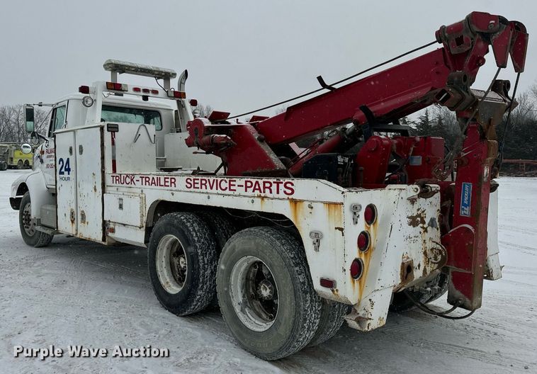 image for item EN5119 1993 International 8200  tow truck