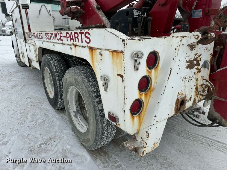 image for item EN5119 1993 International 8200  tow truck