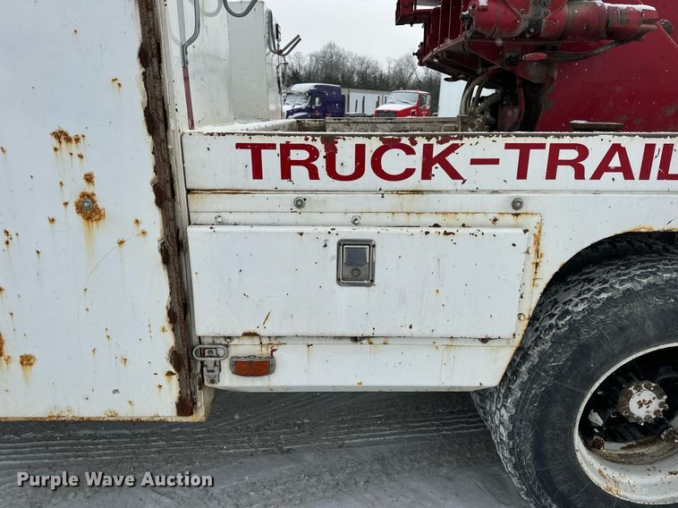 image for item EN5119 1993 International 8200  tow truck