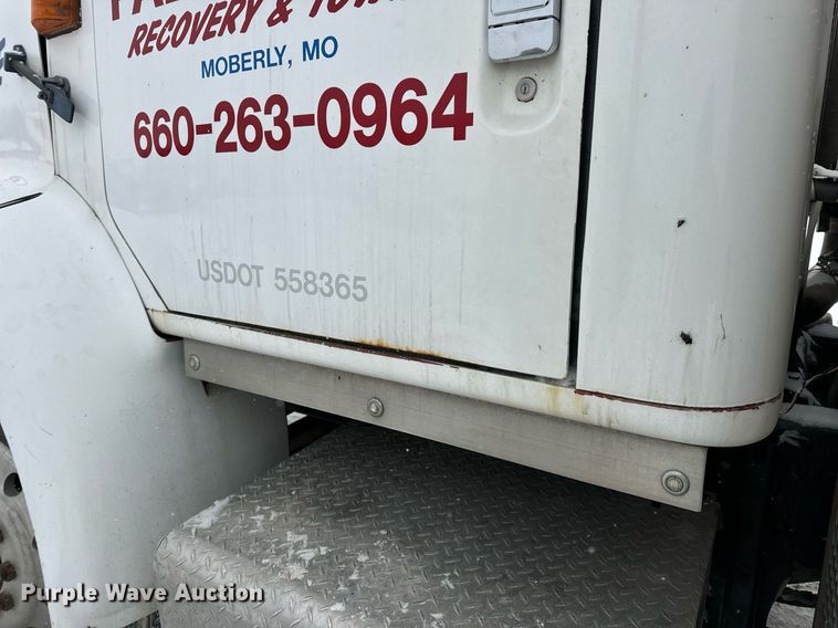 image for item EN5119 1993 International 8200  tow truck