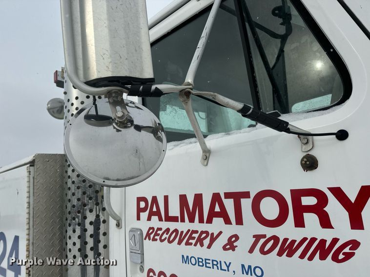 image for item EN5119 1993 International 8200  tow truck