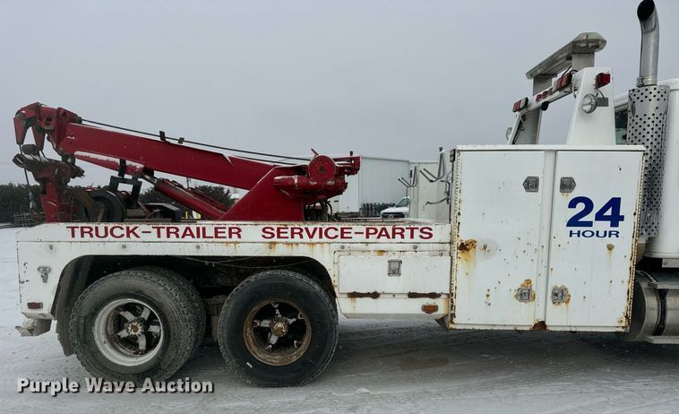 image for item EN5119 1993 International 8200  tow truck