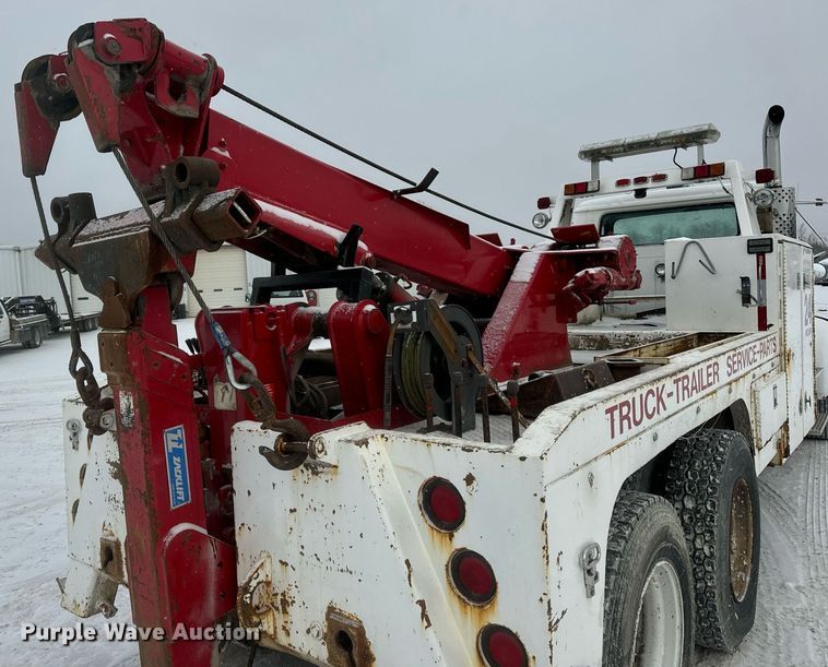 image for item EN5119 1993 International 8200  tow truck