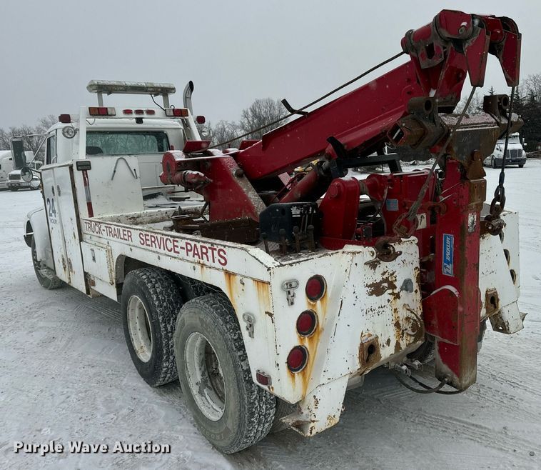 image for item EN5119 1993 International 8200  tow truck