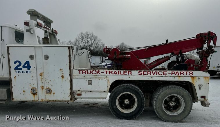 image for item EN5119 1993 International 8200  tow truck