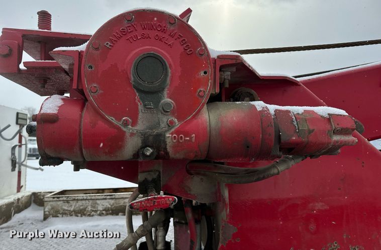 image for item EN5119 1993 International 8200  tow truck