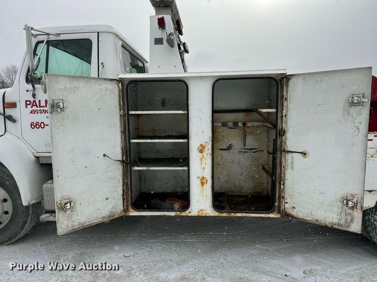 image for item EN5119 1993 International 8200  tow truck