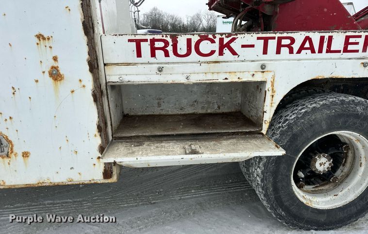 image for item EN5119 1993 International 8200  tow truck