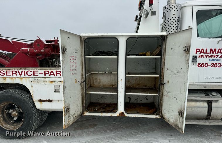 image for item EN5119 1993 International 8200  tow truck