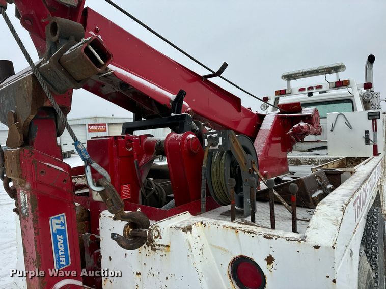 image for item EN5119 1993 International 8200  tow truck