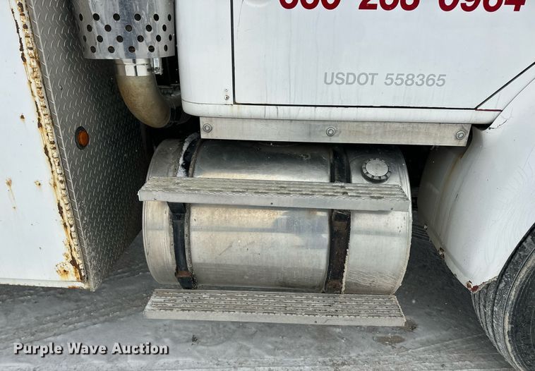 image for item EN5119 1993 International 8200  tow truck