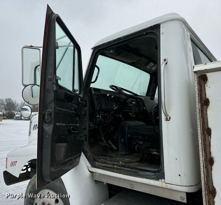 image for item EN5119 1993 International 8200  tow truck