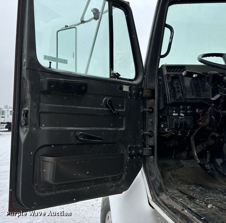 image for item EN5119 1993 International 8200  tow truck