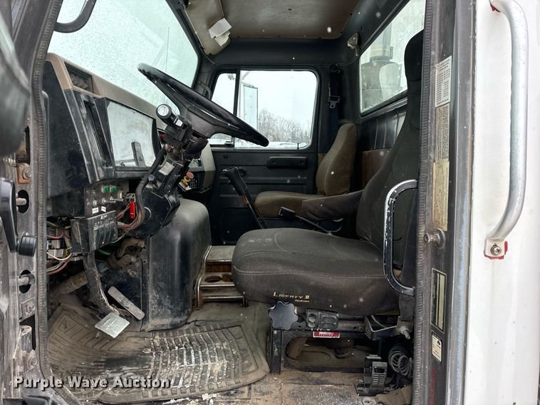 image for item EN5119 1993 International 8200  tow truck