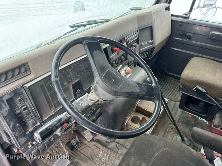 image for item EN5119 1993 International 8200  tow truck