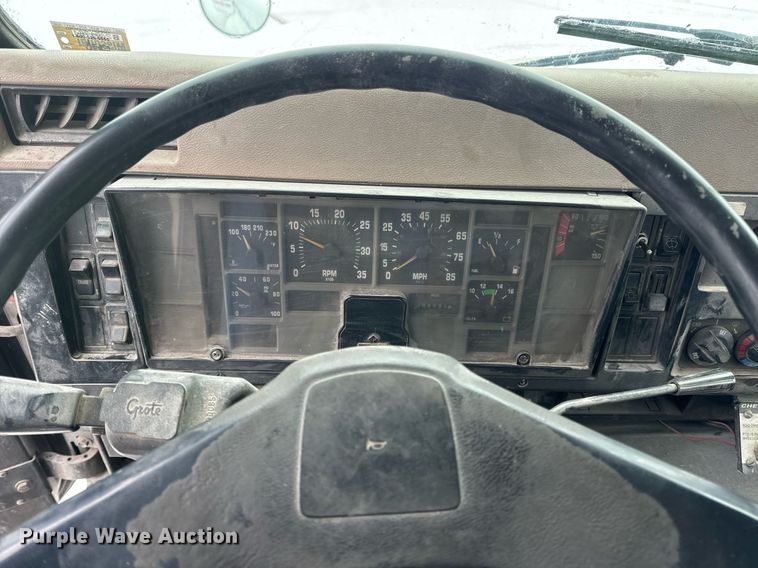 image for item EN5119 1993 International 8200  tow truck