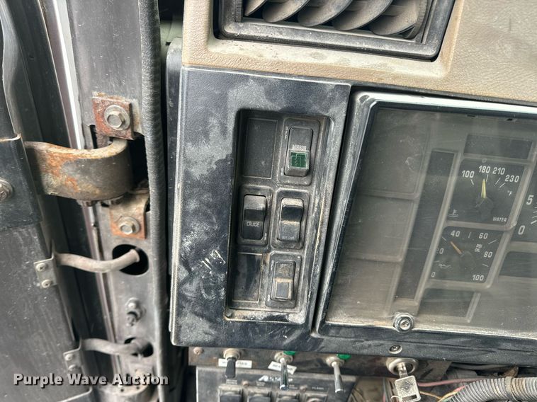 image for item EN5119 1993 International 8200  tow truck