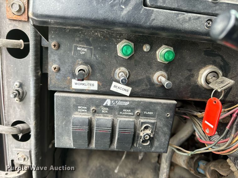 image for item EN5119 1993 International 8200  tow truck