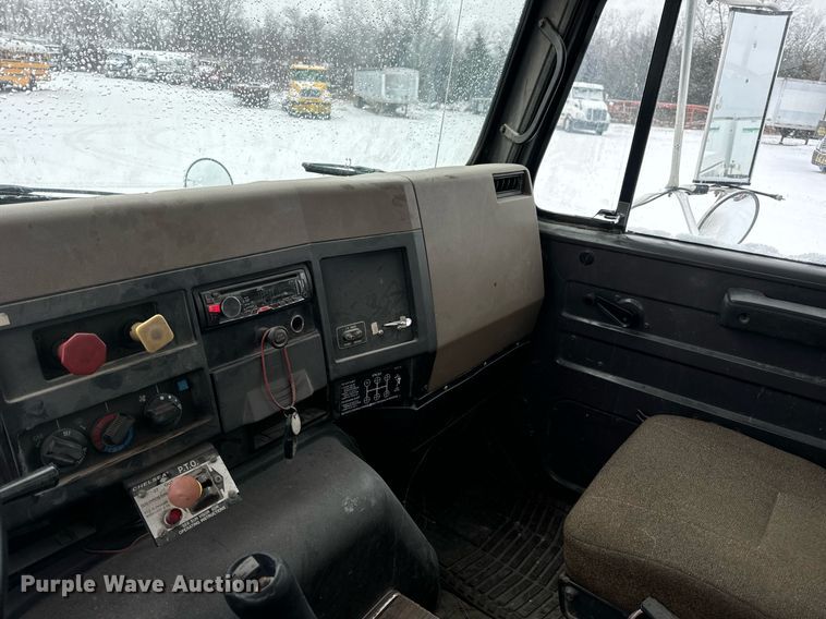 image for item EN5119 1993 International 8200  tow truck