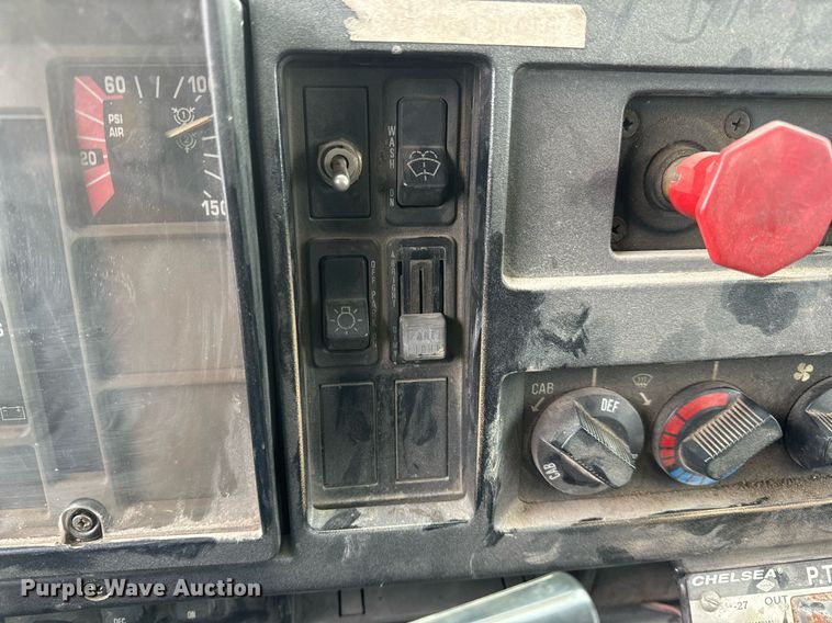 image for item EN5119 1993 International 8200  tow truck