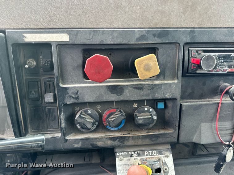 image for item EN5119 1993 International 8200  tow truck