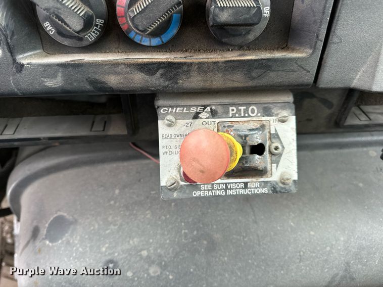 image for item EN5119 1993 International 8200  tow truck