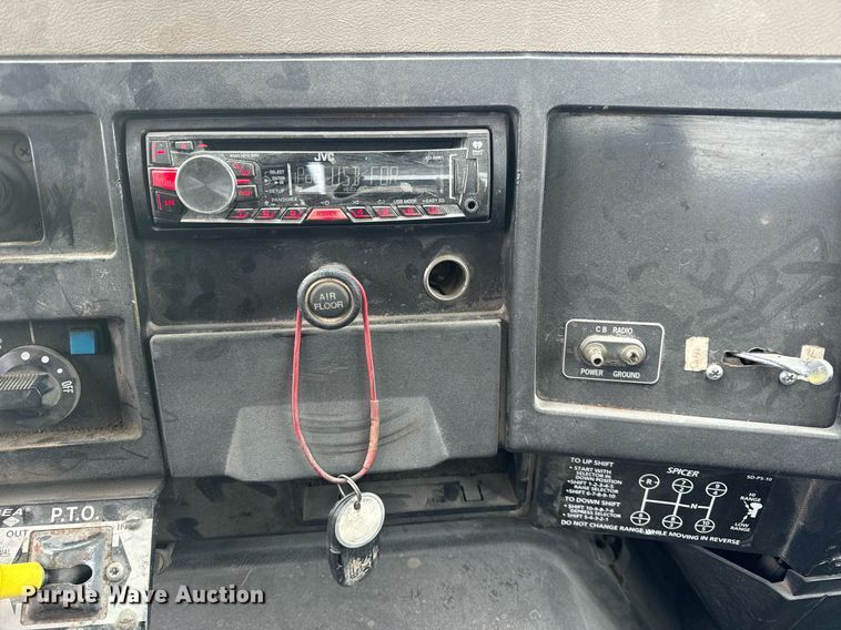 image for item EN5119 1993 International 8200  tow truck