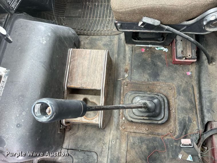 image for item EN5119 1993 International 8200  tow truck