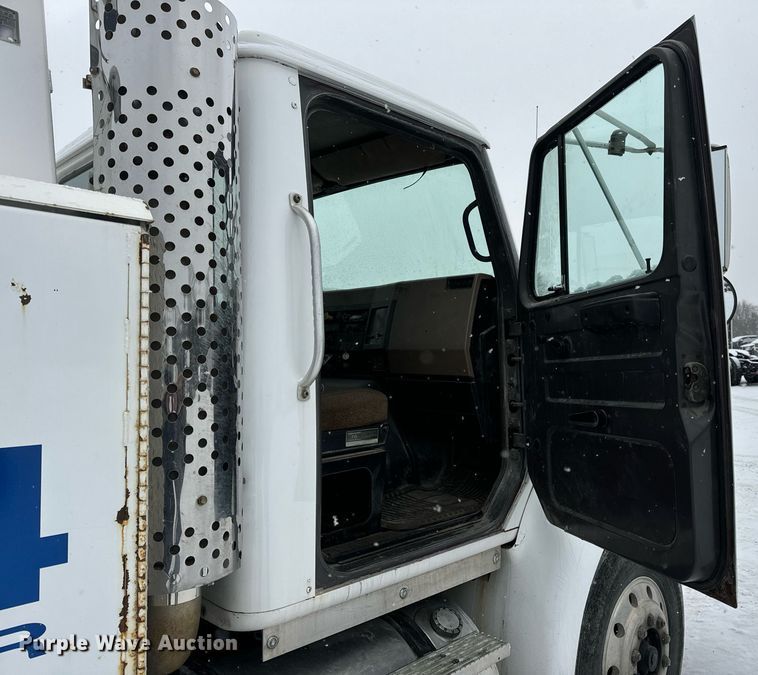 image for item EN5119 1993 International 8200  tow truck