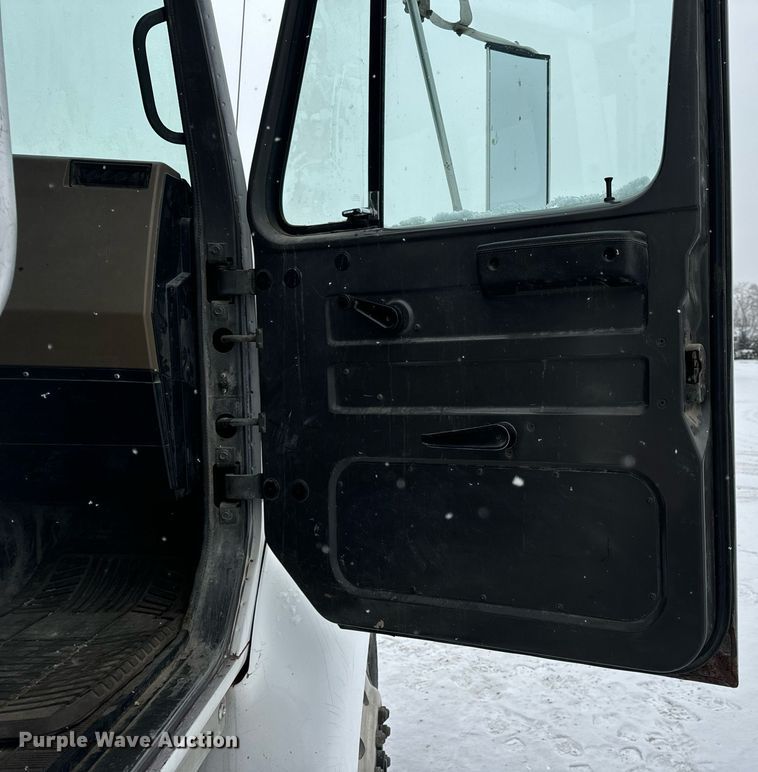 image for item EN5119 1993 International 8200  tow truck