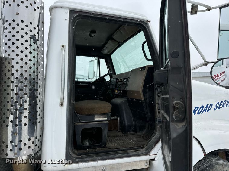 image for item EN5119 1993 International 8200  tow truck