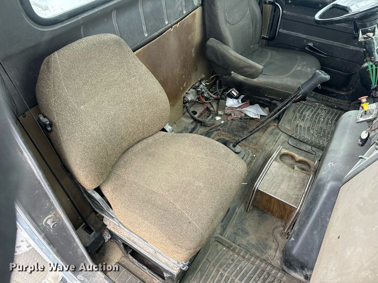 image for item EN5119 1993 International 8200  tow truck