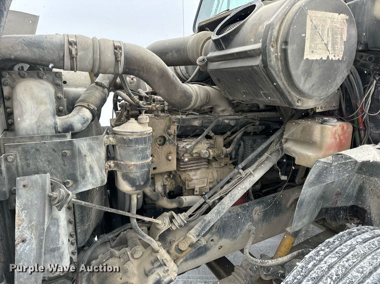 image for item EN5119 1993 International 8200  tow truck