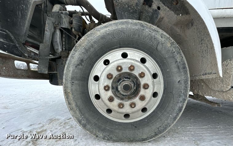 image for item EN5119 1993 International 8200  tow truck