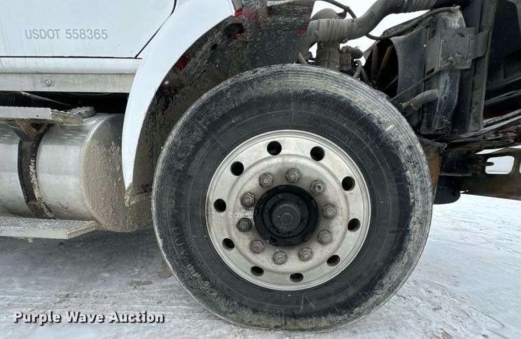 image for item EN5119 1993 International 8200  tow truck