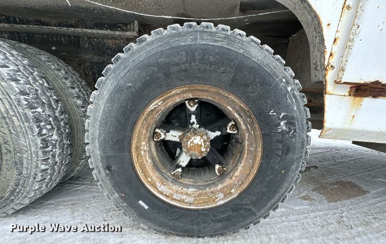 image for item EN5119 1993 International 8200  tow truck