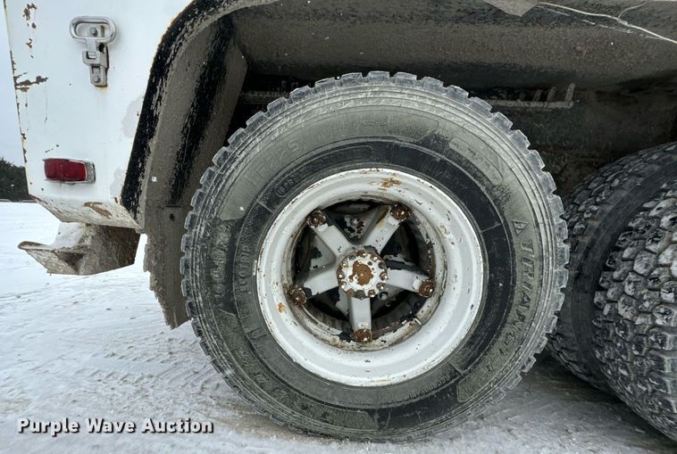 image for item EN5119 1993 International 8200  tow truck