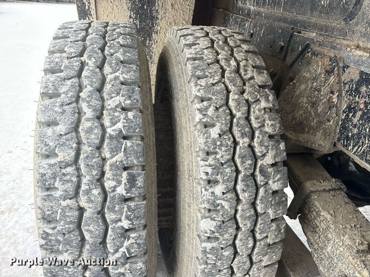 image for item EN5119 1993 International 8200  tow truck