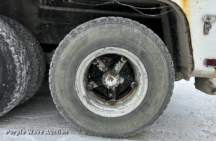 image for item EN5119 1993 International 8200  tow truck