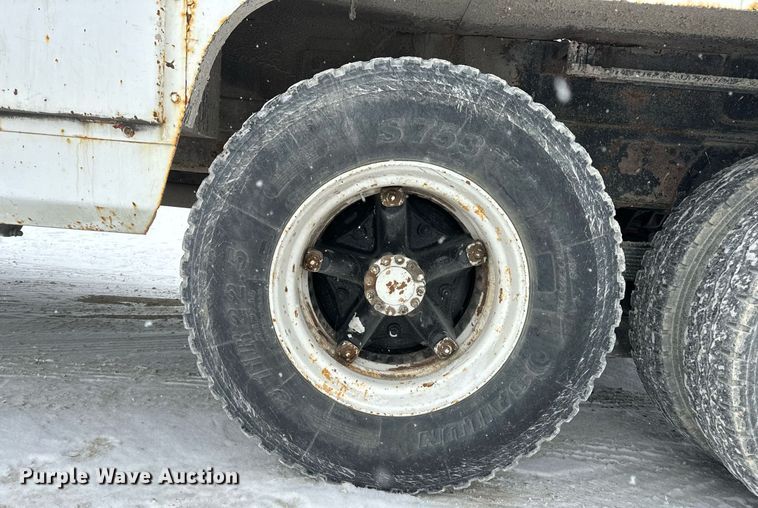 image for item EN5119 1993 International 8200  tow truck