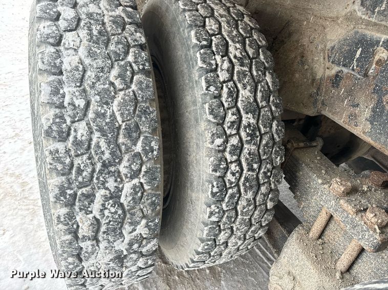 image for item EN5119 1993 International 8200  tow truck