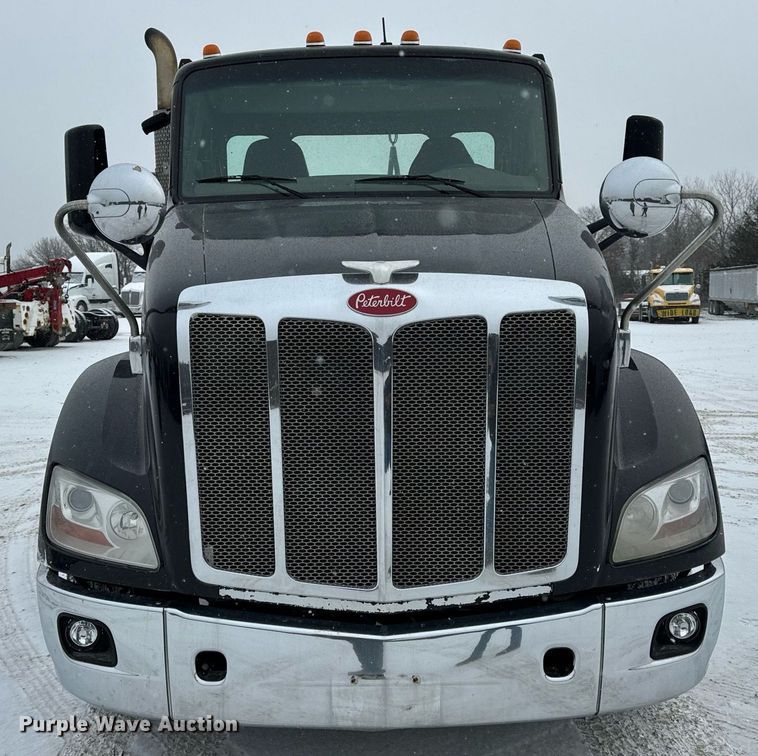 image for item EN5120 2015 Peterbilt 579 semi truck