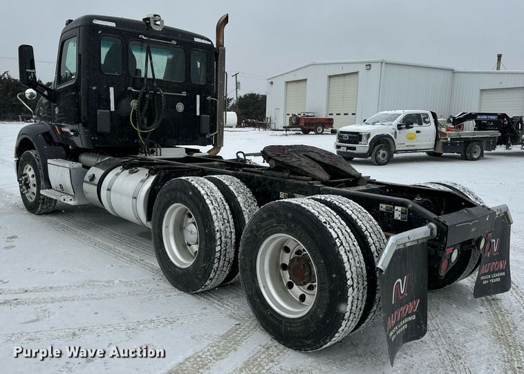image for item EN5120 2015 Peterbilt 579 semi truck