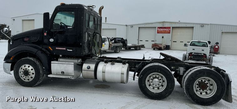 image for item EN5120 2015 Peterbilt 579 semi truck