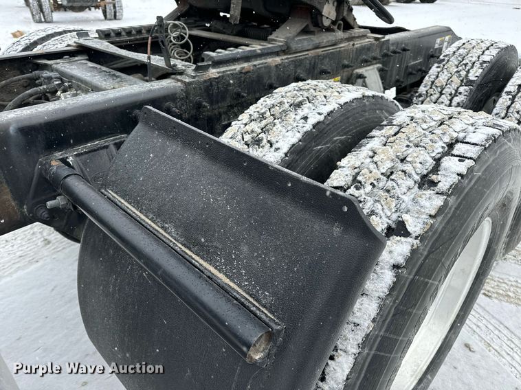 image for item EN5120 2015 Peterbilt 579 semi truck