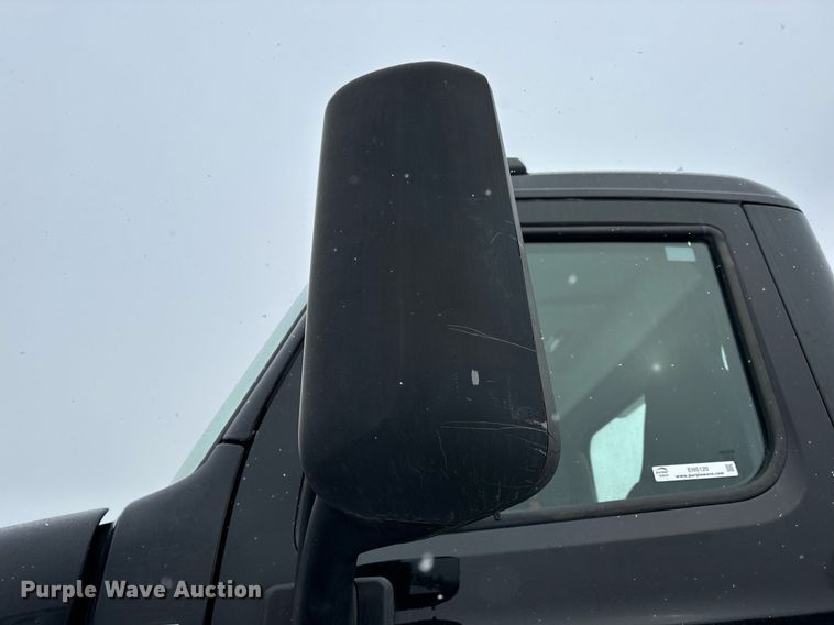 image for item EN5120 2015 Peterbilt 579 semi truck