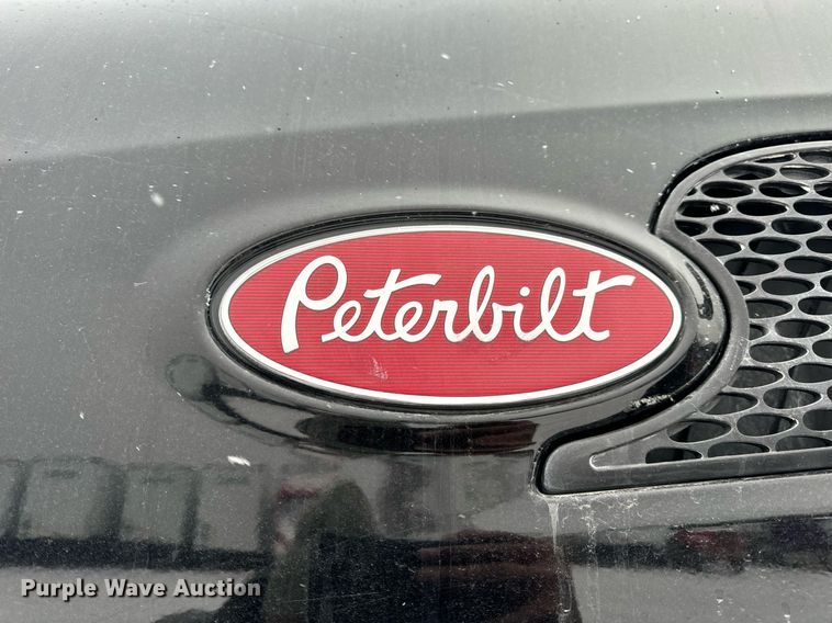 image for item EN5120 2015 Peterbilt 579 semi truck