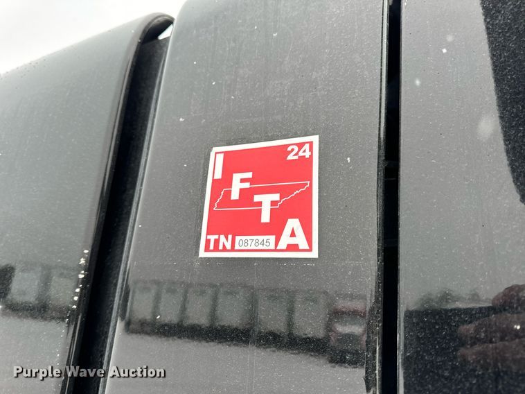 image for item EN5120 2015 Peterbilt 579 semi truck