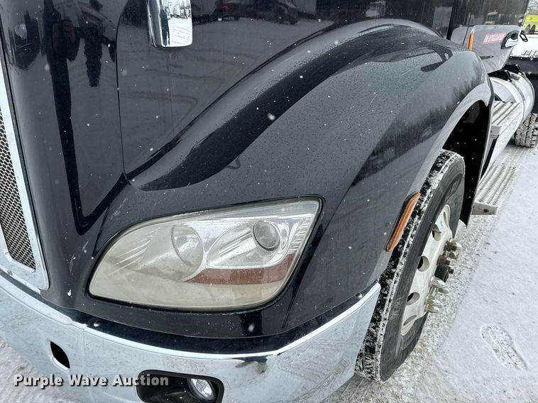 image for item EN5120 2015 Peterbilt 579 semi truck
